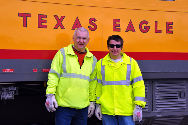 DSC_0008888-(106).jpg - Illinois Division men - Engineer Dave Havley and Conductor Kevin Hawley.