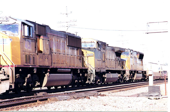 055.jpg.jpg - C&NW 8701 is the middle unit in this lash-up at Ogalalla, Nebraska, September 2004.