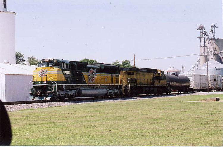 068.jpg - An eastbound manifest with the UP 1995 and the C&NW 8701, 08/07.
