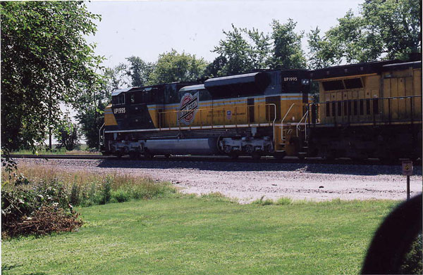 069.jpg - An eastbound manifest with the UP 1995 and the C&NW 8701, 08/07.