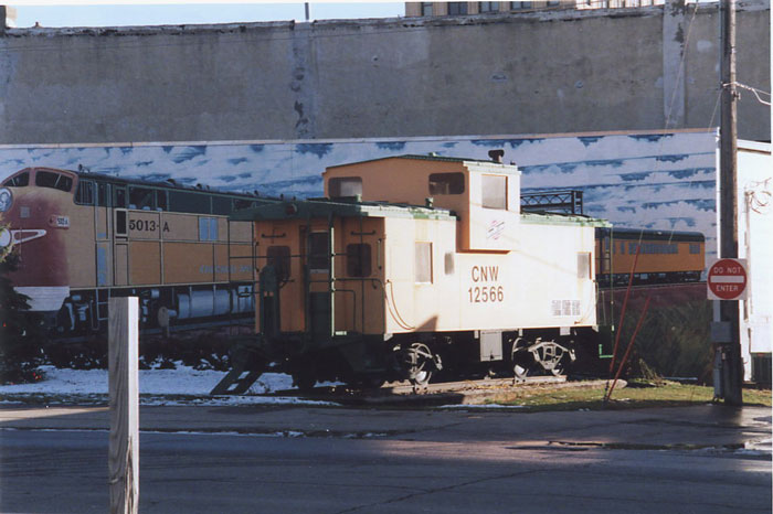 025.jpg.jpg - Wally visited Boone, Iowa in November 2005 and took these shots of Waycar 12566.  In the background, painted on the wall is a mural of the Kate Shelly 400.