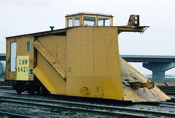 141.jpg - Wally found three older pictures.  The first is Plow 6421 at Janesville, WI in February, 1994.