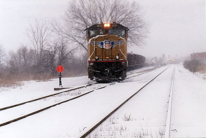 171.jpg - The derailment can be seen way in the background.  The engine is tied on to some ballast cars.