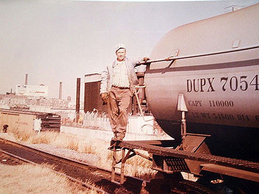rrdays-027.jpg - Windy shoving out of North Avenue towards CY and Clybourn.  Taken by Al Smith in November 1975.